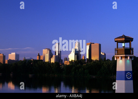 SKYLINE VON MINNEAPOLIS, MINNESOTA UND DEM MISSISSIPPI RIVER VON BOOM-INSEL-PARK; MITTEN IM SOMMER Stockfoto