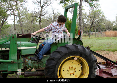 Stock Foto eines Teenagers, die Arbeit an einem Traktor Stockfoto