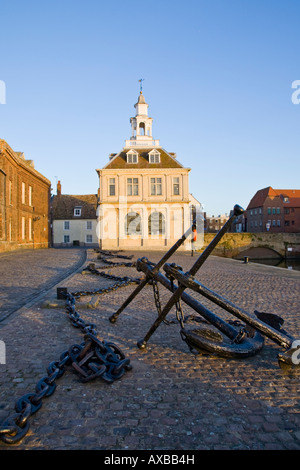 Zollhaus am historischen Purfleet Quay in Kings Lynn Norfolk UK mit alten Anker und Ketten Stockfoto