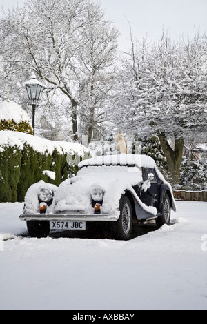 Morgan Sports Car mit Schnee bedeckt Stockfoto