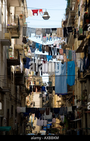 Eine Gasse in Neapel mit Wäsche aufhängen von Gebäude zu Gebäude Stockfoto