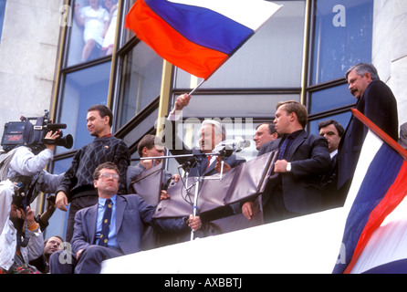 Jelzin und seine Anhänger vor dem "weißen Haus" (russisches Parlament) in Folge des Putsches, 1991 Stockfoto