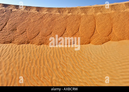 Muster im Sand im Wahiba Sands (Ramlat al Wahaybah) in Oman. Stockfoto