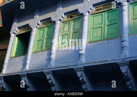 Blaues Haus mit grünen Fenstern, Jodhpur, Rajusthan, Indien Stockfoto