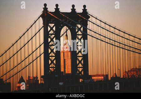 Blick auf Manhattan Bridge und Empire State Building in der Abenddämmerung, Manhattan, New York City, USA, Amerika Stockfoto