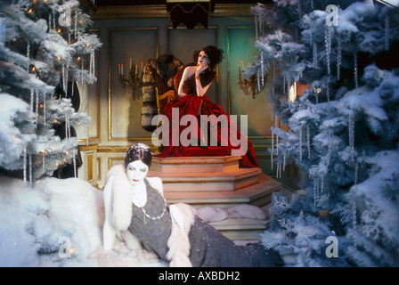 Schaufensterpuppen inmitten Weihnachten Dekoration, Saks, Fifth Avenue, Manhattan, New York, USA, Amerika Stockfoto