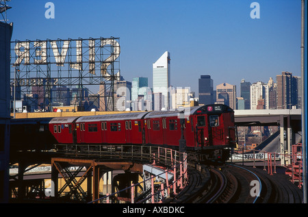 U-Bahn fahren auf einer Brücke unter klarem Himmel, Queens, Manhattan, New York, USA, Amerika Stockfoto