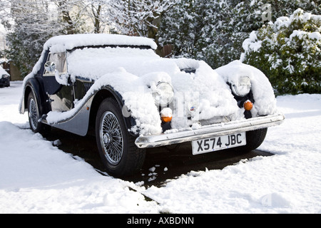 Morgan Sports Car mit Schnee bedeckt Stockfoto