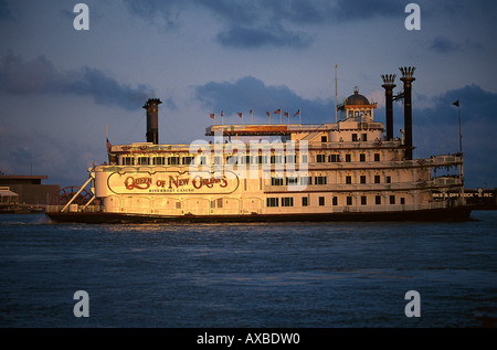 Schaufelrad-Dampfer auf dem Mississippi im Licht der Abendsonne, New Orleans, Louisiana, USA, Amerika Stockfoto