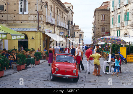 Kleine rote Auto und Menschen in der Altstadt, Tropea, Kalabrien, Italien, Europa Stockfoto