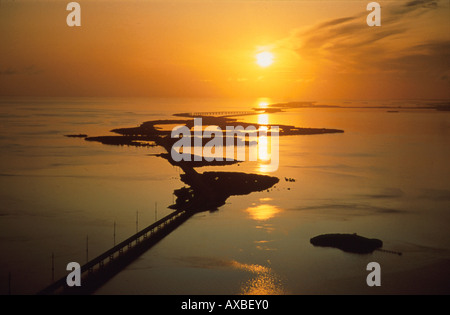 Brücke zwischen kleinen Inseln bei Sonnenuntergang, Seven Mile Bridge, Florida Keys, Florida, USA Amerika, Amerika Stockfoto