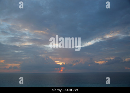 Strahlen der Sonne durch Wolken, Sonnenaufgang, Cancun, Mexiko platzen Stockfoto