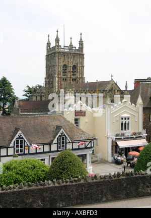 Blick über die Dächer von Abbey Road große Malvern Worcestershire heraus in Richtung Great Malvern Priory Stockfoto