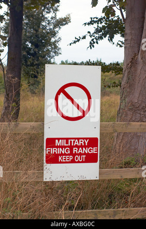 Warnschild am Ministerium der Verteidigung landen in Elveden Forest Suffolk UK Stockfoto