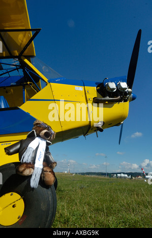 Piper Cub J3, berühmte einzelne Leichtflugzeug mit dem berühmten pilot Teddybär-Symbol Stockfoto