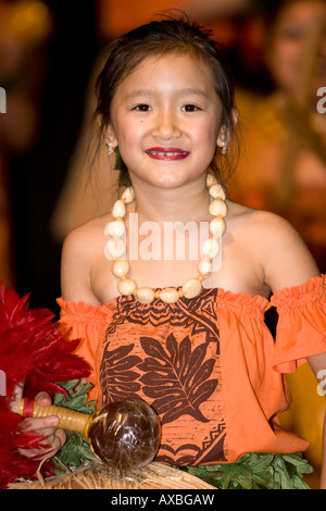 Junge hawaiianische Mädchen Tänzerin in traditioneller Tracht Stockfoto