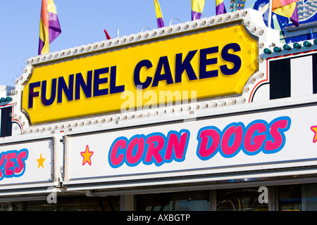 Trichter Kuchen und Mais Hunde Schilder am Karneval in USA Stockfoto