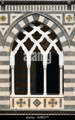 Reich verzierte arabisch-normannischen Stil Bogen auf den Duomo di Amalfi in der Stadt Amalfi, Kampanien, Italien Stockfoto