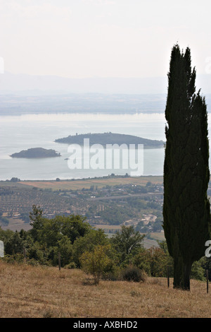 Lake Trasimeno Umbrien Italien Isola Maggiore Isola Minore betrachtet von Hügel auf der östlichen Seite Stockfoto