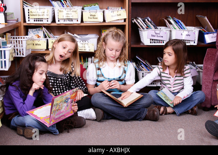 Stock Foto von vier jungen Mädchen sitzen auf dem Boden, die Bücher zu lesen Stockfoto