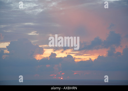 Strahlen der Sonne durch Wolken, Sonnenaufgang, Cancun, Mexiko platzen Stockfoto