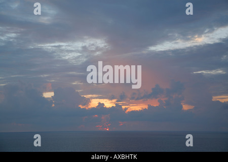 Strahlen der Sonne durch Wolken, Sonnenaufgang, Cancun, Mexiko platzen Stockfoto