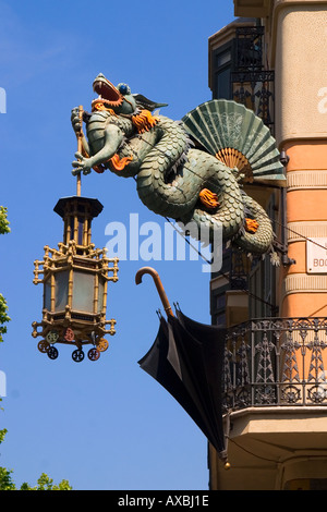Barcelona Ramblas Art Deco Drachen mit Laterne Schirm Shop an einem Haus Fassade hängen Stockfoto