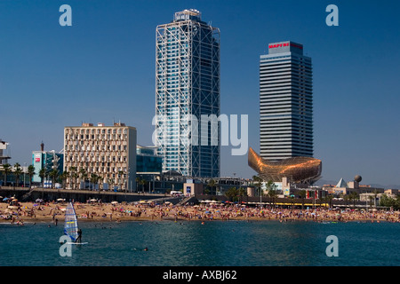 ESP-Spanien-Barcelona Strand Platja De La Barceloneta Hotels Kunst Skulptur von Frank Gehry Passeig Maritim Promenade Stockfoto