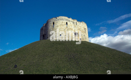 Cliffords Tower. York, England. Einen sonnigen Tag im Frühjahr mit Narzissen am Hang des Hügels Stockfoto