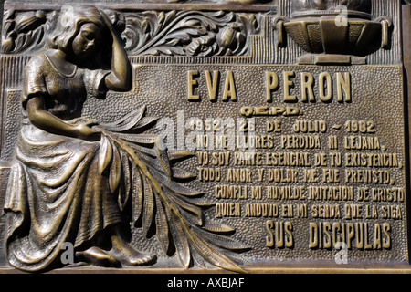 Eva Peron Plakette auf ihrem Grab Stockfoto