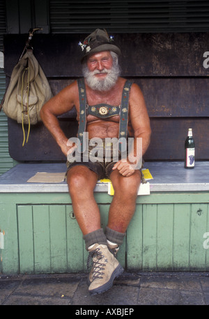 Mann in Lederhosen, Markt, München, Bayern, Deutschland Stockfoto