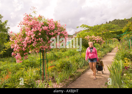 Visiting Student Künstler mit ihrer Staffelei und Lieferungen im ummauerten Norman Garten Monets Estate, Giverny, Frankreich Stockfoto