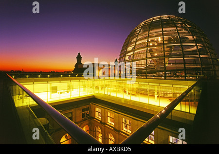 Berliner Reichstag Dach Terasse Kuppel von Norman Forster twilight Stockfoto