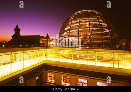 Berliner Reichstag Dach Terasse Kuppel von Norman Forster twilight Stockfoto