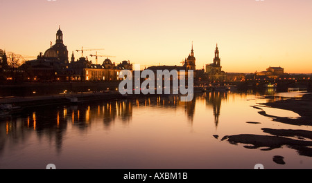 DEU Dresden Skyline Fluss Elbe bei Sonnenuntergang beleuchtet Hofkirche Stockfoto