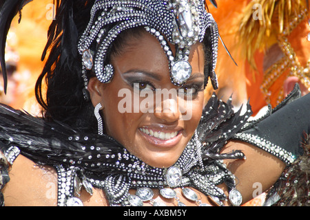 brasilianische Tänzerin Kostüm Closeup lächelnd Notting Hill Karneval Stockfoto