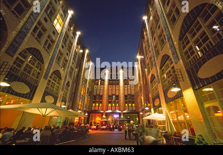 Hackesch Markt Berlin Hackescher Markt im Sommer touristischer Magnet mit Cxafes Restarants Kino Nachtclubs und Geschäfte in einem renova Stockfoto