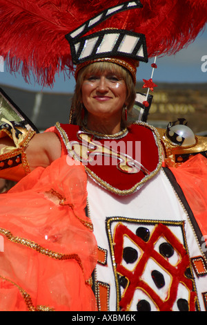 brasilianische Tänzerin Kostüm Headress lächelnd Notting Hill Karneval Stockfoto