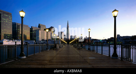 USA CA San Francisco Bucht Kalifornien Skyline-Blick vom Pier 7 Transamerican Pyramid Stockfoto
