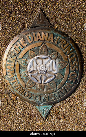 Die Diana Princess of Wales Memorial Walk Plaque Kensington Gardens London England UK Stockfoto