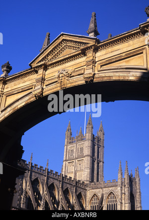 Bath Abbey gesehen durch Torbogen Bad Somerset Avon England UK Stockfoto