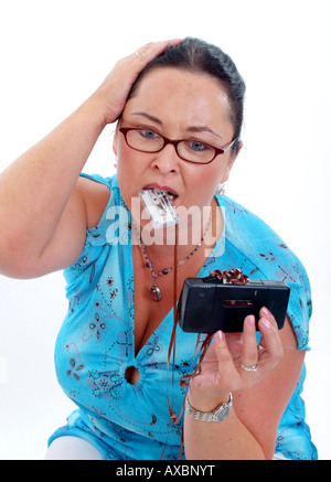 Frau mit zerstörten Mikrokassette Stockfoto
