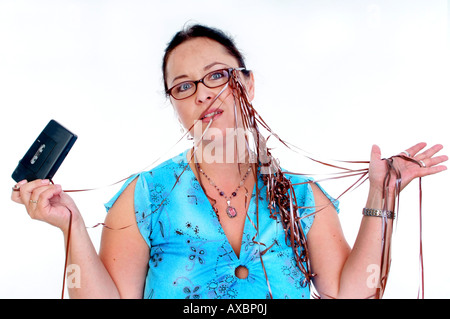 Frau mit zerstörten Diktiergerät Stockfoto