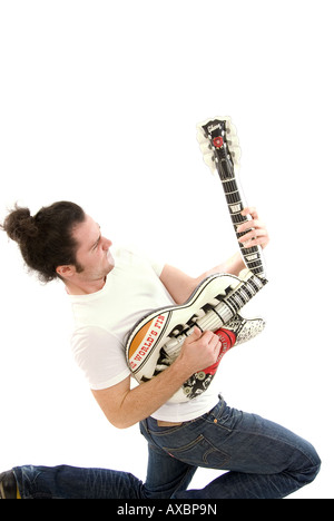 verrückter junge Mann mit Luftgitarre zu spielen Stockfoto