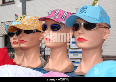 drei Schaufensterpuppe Kopf tragen Baseball-Kappen und Sonnenbrillen Stockfoto