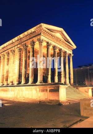 Maison Carrée des 2. Jahrhunderts n. Chr. römische Tempel bei Nacht Carrée d ' Art Museum von Norman Foster Nimes Languedoc & Rousillon France Stockfoto