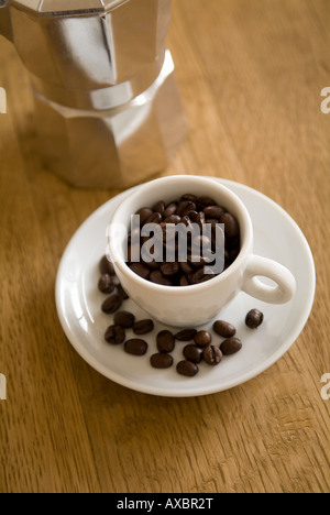 Kaffeebohnen in Tasse Stockfoto