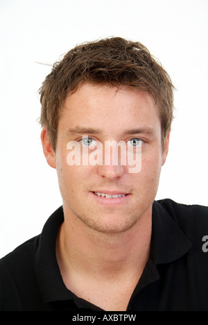 junge gut aussehende Mann lächelnd in die Kamera Stockfoto