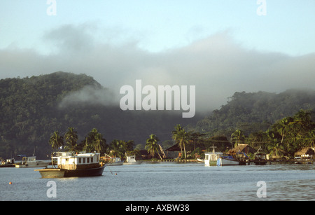 Guatemala-Flussmündung des Rio Dulce im Morgennebel Stockfoto