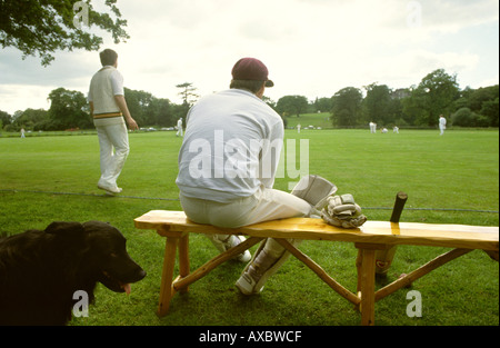 Cheshire UK Sport Cholmondeley Burg Cricket Ground Cricket-Spieler warten Fledermaus Stockfoto